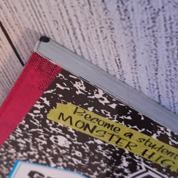 Monster High Activity Book Bundle: Sprayffiti Art and Doodle Book - Picture 14 of 16